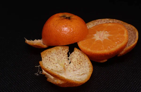 这是一个生机勃勃的柑橘类水果 在这个工作室拍摄到的鲜亮的黑色背景下显得格外醒目 完美的健康饮食和幸福 — 图库照片