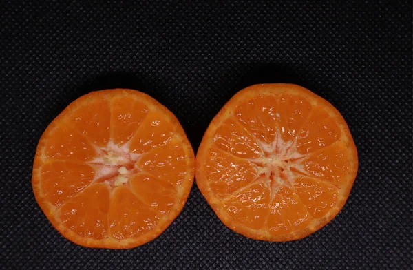 Żywy Owoc Cytrusowy Gorzka Pomarańcza Wyróżnia Się Czarnym Tle Tym — Zdjęcie stockowe