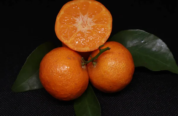 Una Fruta Cítrica Vibrante Naranja Amarga Destaca Sobre Fondo Negro —  Fotos de Stock