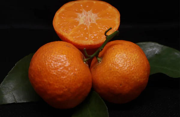 Agrume Vibrante Arancio Amaro Staglia Uno Sfondo Nero Questo Studio — Foto Stock