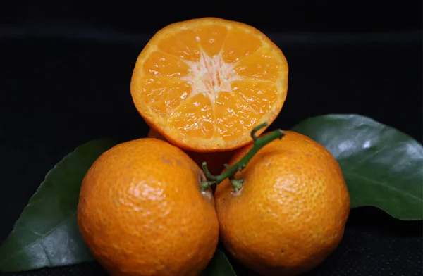 Frutas Cítricas Vibrantes Laranja Amarga Destaca Contra Fundo Preto Intenso — Fotografia de Stock