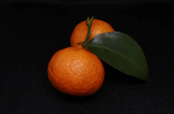 Agrumes Vibrants Orange Amère Détache Sur Fond Noir Vif Dans — Photo