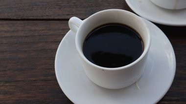 Ahşap arka planda boş kahve fincanı. Kahve şansı.