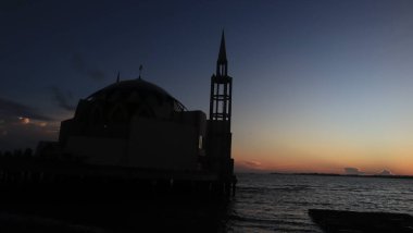 İlginç mimarisi olan cami, gökyüzü arkaplanı.