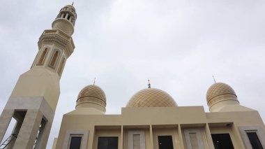 İlginç mimarisi olan cami, gökyüzü arkaplanı.