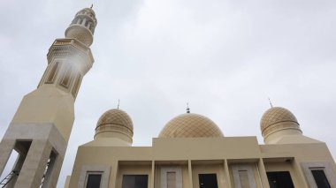 İlginç mimarisi olan cami, gökyüzü arkaplanı.
