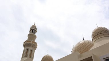 İlginç mimarisi olan cami, gökyüzü arkaplanı.
