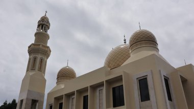 İlginç mimarisi olan cami, gökyüzü arkaplanı.