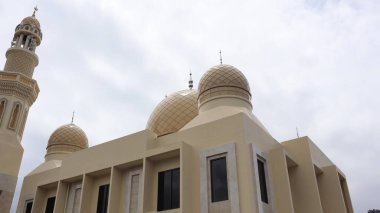 İlginç mimarisi olan cami, gökyüzü arkaplanı.