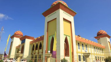 İlginç mimarisi olan cami, gökyüzü arkaplanı.