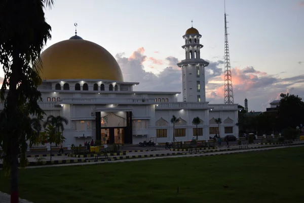 Moskee Met Interessante Architectuur Hemelse Achtergrond — Stockfoto
