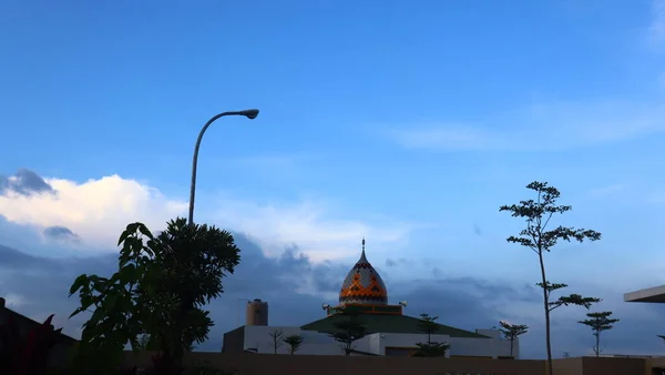 Slam Mescitinin Kubbesi Temiz Gökyüzüne Karşı Duruyor Cami Müslümanlar Için — Stok fotoğraf