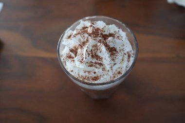 Tahta masada krem şantili buzlu çikolata.