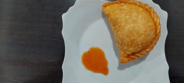 Hamur işleri tabağa konur, masaya konur.