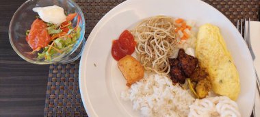 Yemek, ahşap bir masada servis edilir.