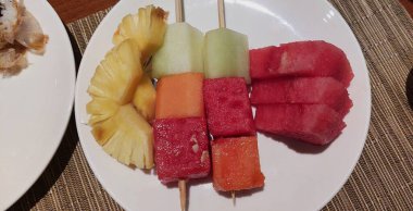 Tahta masadaki sebze salatasının portresi