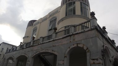 Gökyüzüne karşı eski binanın perspektif ve alt açısı