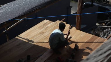 Endonezya, Bulukumba 'daki geleneksel tersanede ahşap gemi yapımı