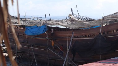 Endonezya, Bulukumba 'daki geleneksel tersanede ahşap gemi yapımı