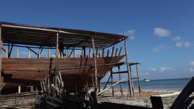 Endonezya, Bulukumba 'daki geleneksel tersanede ahşap gemi yapımı