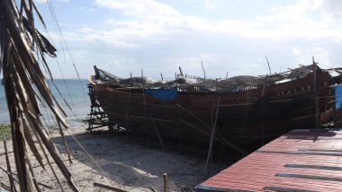 Endonezya, Bulukumba 'daki geleneksel tersanede ahşap gemi yapımı