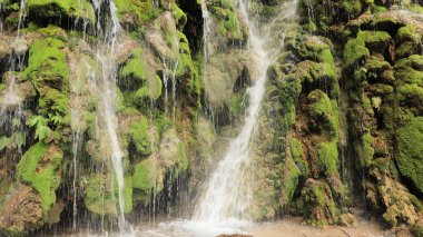 Malili 'de Şelale, Güney Sulawesi, Endonezya. Şelale doğal arka planı ve pürüzsüz su akışı hareketi.