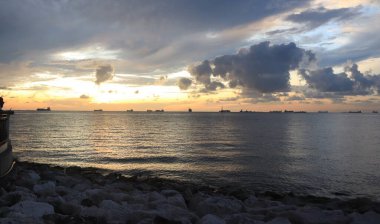 Sahilde güzel bir gün batımı Muhteşem manzarası ve güzel gökyüzü