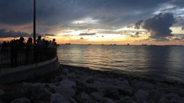 Sahilde güzel bir gün batımı Muhteşem manzarası ve güzel gökyüzü