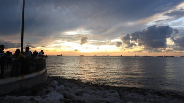 Sahilde güzel bir gün batımı Muhteşem manzarası ve güzel gökyüzü