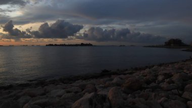 Sahilde güzel bir gün batımı Muhteşem manzarası ve güzel gökyüzü