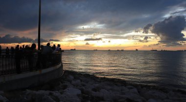 Sahilde güzel bir gün batımı Muhteşem manzarası ve güzel gökyüzü