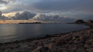 Sahilde güzel bir gün batımı Muhteşem manzarası ve güzel gökyüzü