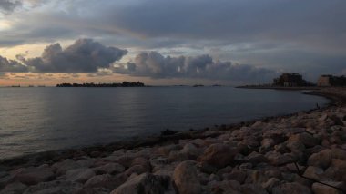 Sahilde güzel bir gün batımı Muhteşem manzarası ve güzel gökyüzü