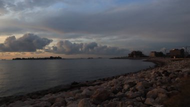 Sahilde güzel bir gün batımı Muhteşem manzarası ve güzel gökyüzü
