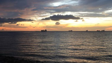 Sahilde güzel bir gün batımı Muhteşem manzarası ve güzel gökyüzü