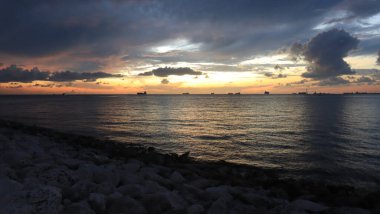 Sahilde güzel bir gün batımı Muhteşem manzarası ve güzel gökyüzü