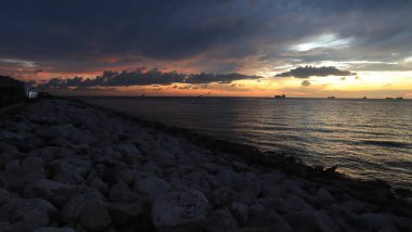 Sahilde güzel bir gün batımı Muhteşem manzarası ve güzel gökyüzü