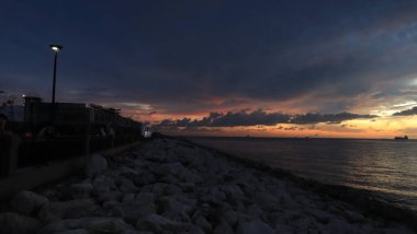 Sahilde güzel bir gün batımı Muhteşem manzarası ve güzel gökyüzü