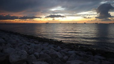 Sahilde güzel bir gün batımı Muhteşem manzarası ve güzel gökyüzü