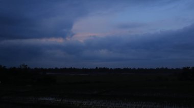 Gün batımını seyreden bir nefes