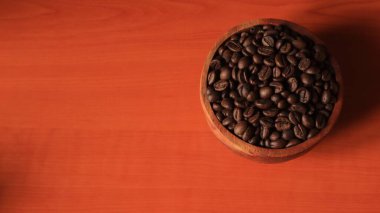 Ahşap arka planda Endonezya kahvesi. Kahve çekirdeği ahşap kabın içinde..