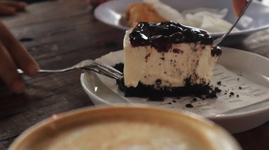 Hamur işleri tabağa konur, masaya konur.