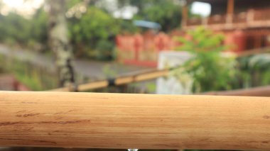 Soyut bulanık bokeh doğa arka planının önündeki boş kahverengi bambu gövdesi. Ürünlerinizi görüntülemek veya montajlamak için kullanılabilir. Boşluk için düzenle.