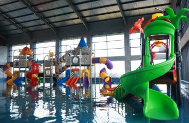 Aquapark Yüzme Havuzu 'nda Sarı ve Mavi Plastik Kaydıraklı Çocuk Bahçesi