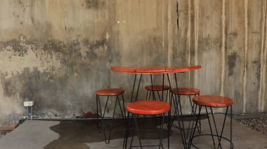 Kafe sandalyeleri, kahve ve diğer içecekler için rahat bir şekilde bahçeye yerleştirilir..