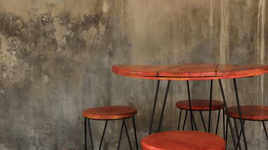 Kafe sandalyeleri, kahve ve diğer içecekler için rahat bir şekilde bahçeye yerleştirilir..