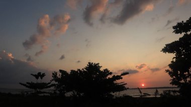 Sahilde güzel bir gün batımı Muhteşem manzarası ve güzel gökyüzü