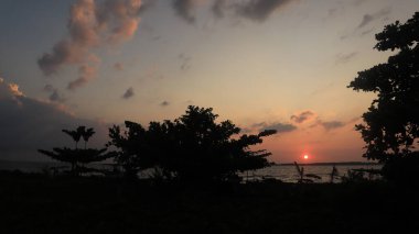 Sahilde güzel bir gün batımı Muhteşem manzarası ve güzel gökyüzü
