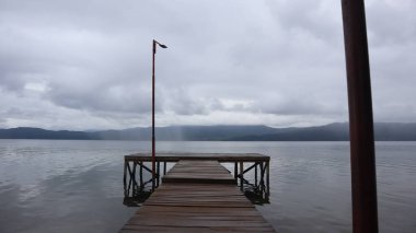 Matano Gölü, Sorowako, Güney Sulawesi 'deki ahşap iskele. Endonezya