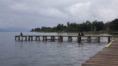 Matano Gölü, Sorowako, Güney Sulawesi 'deki ahşap iskele. Endonezya